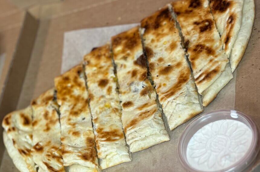 Plnené štangle s trhaným bravčovým mäsom